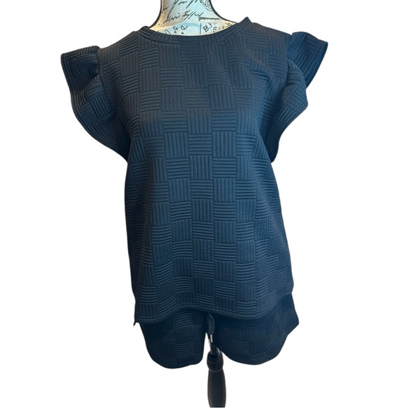 Black Textured Ruffle Sleeve Top and Shorts Set EUC - Picture 3 of 5